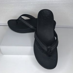 Womens black wedge Vionic studded flip flops Sz 10